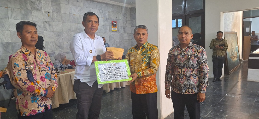 Momentum Hardiknas, Akbar Ali Serahkan Bantuan Inisiasi Pelajar SD dan SMP Parepare untuk Korban Longsor Toraja