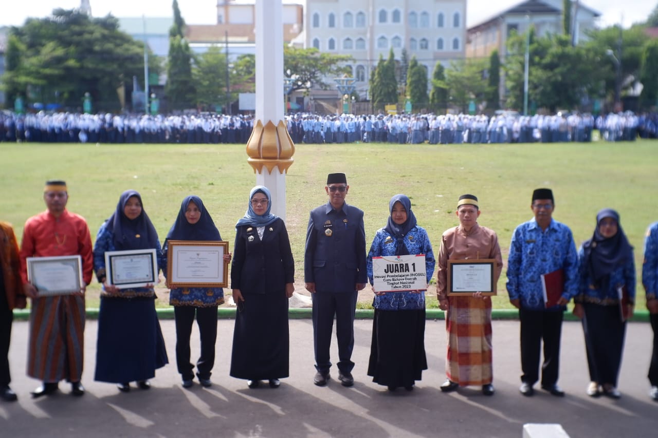 Momen Hardiknas, Pemkot Parepare Beri Kado Penghargaan Bagi Guru Berprestasi 