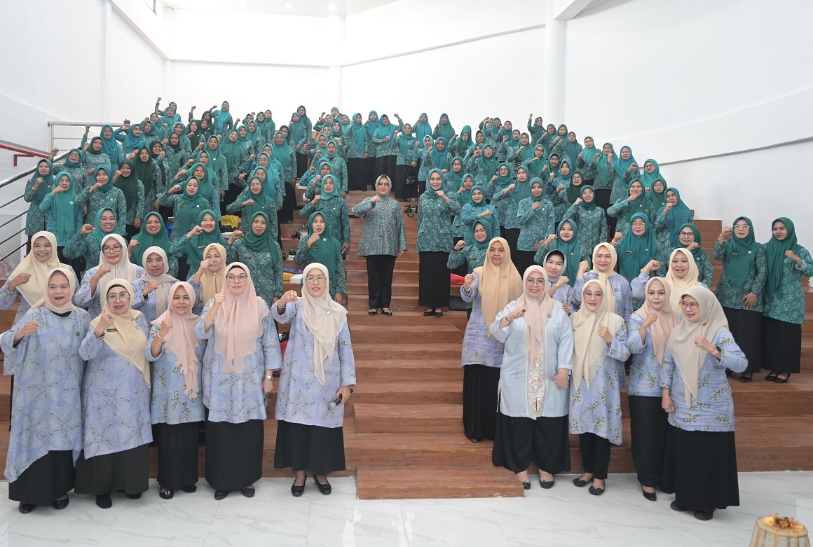 Indira Yusuf Ismail Tanamkan Jiwa Disiplin dan Tanggung Jawab ke TP PKK Kecamatan Ujung Tanah saat Bimtek