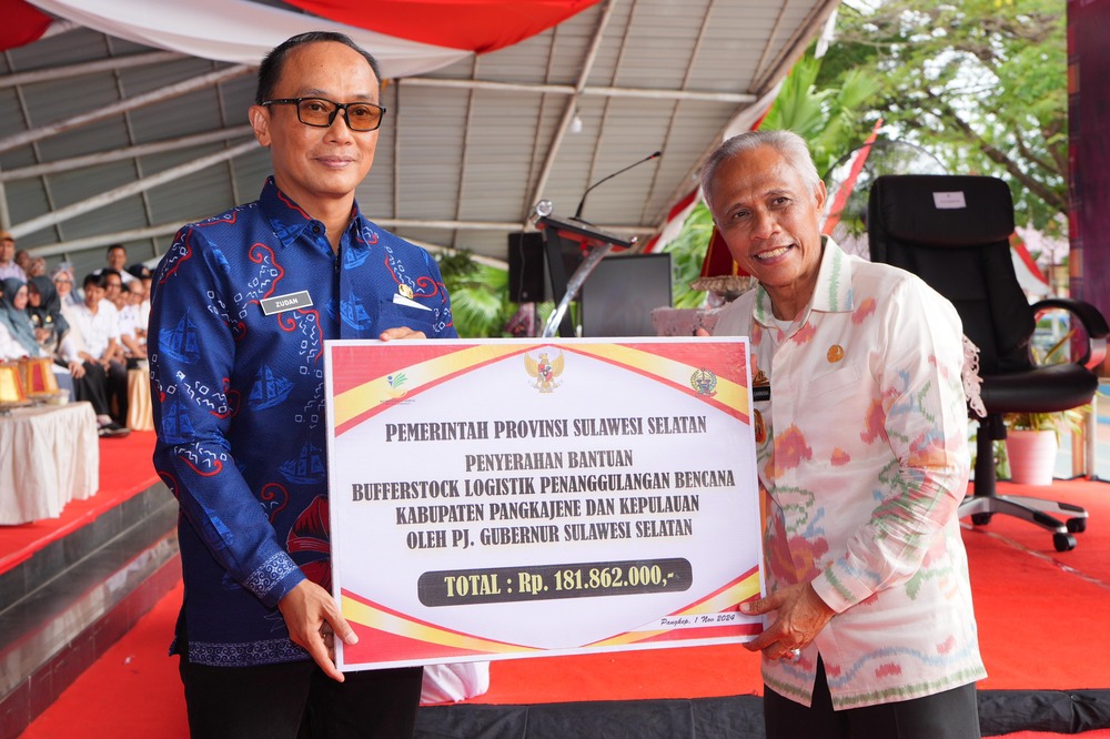 Kunker di Pangkep, Prof Zudan Serahkan Bantuan untuk Masyarakat Senilai Rp3,1 Miliar