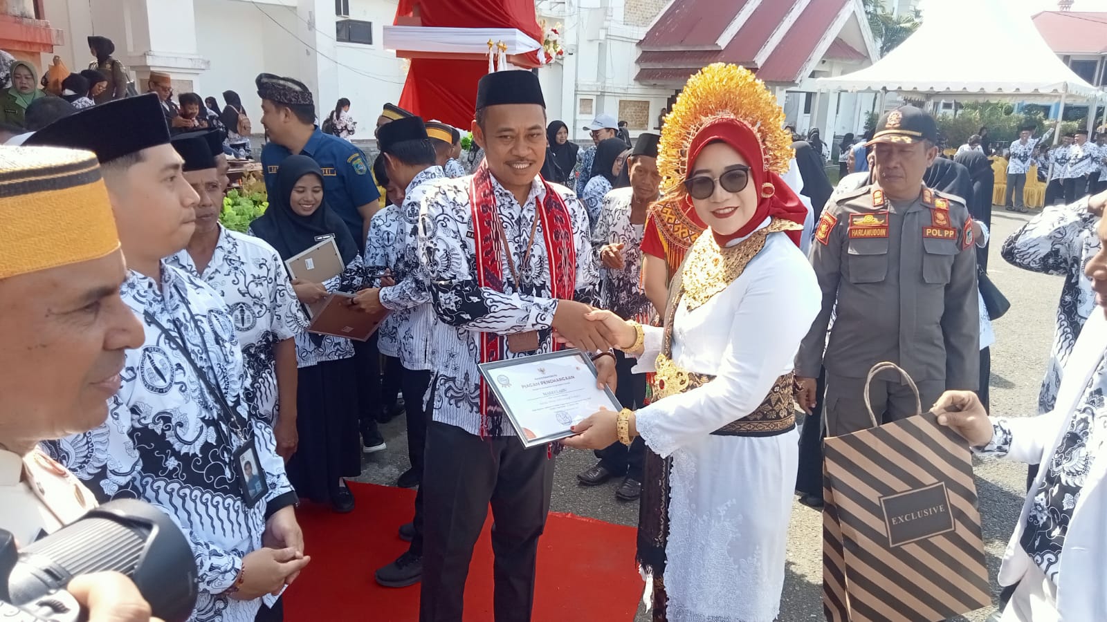 HUT PGRI ke-79, Wabup Pasangkayu Serahkan Penghargaan kepada Para Guru Peserta Jambore GTK Hebat