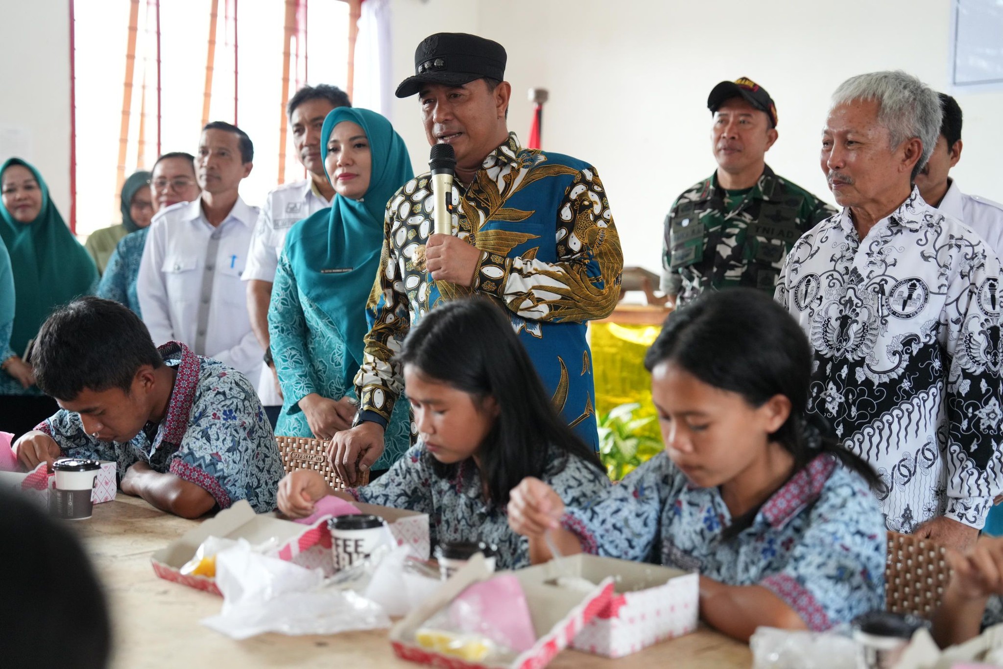Kadis Dikbud Sulbar Dampingi Pj Gubernur pada Uji Coba Makan Bergizi Gratis di SMK 1 Sumarorong