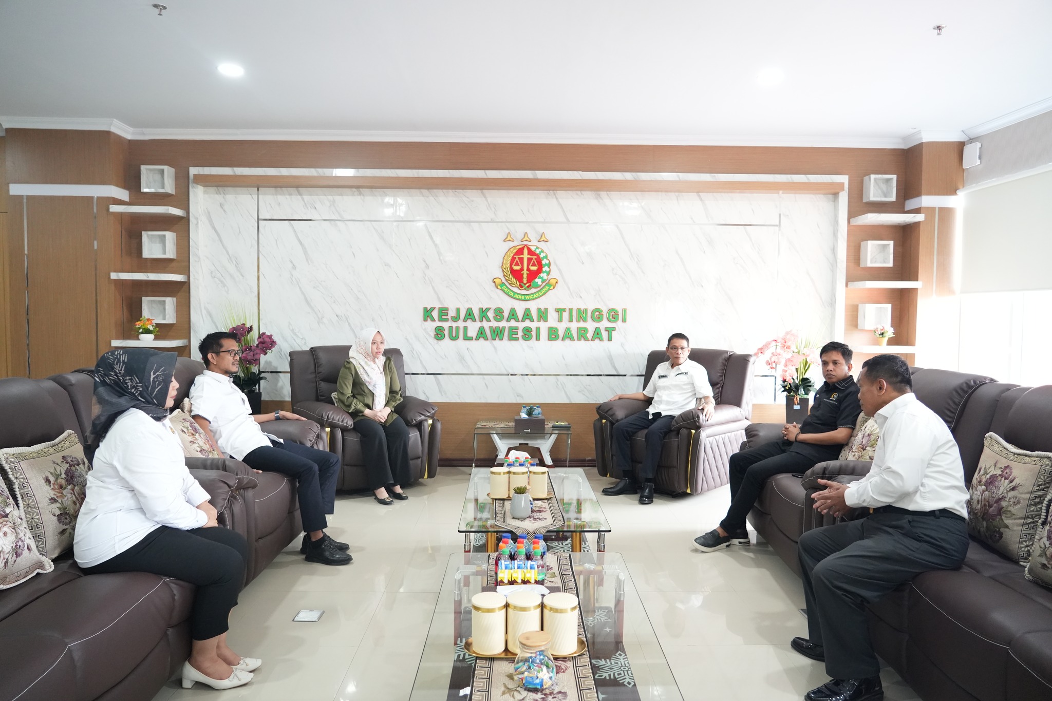 Pimpinan DPRD Bersama Sekwan Silaturrahmi ke Kejati Sulbar