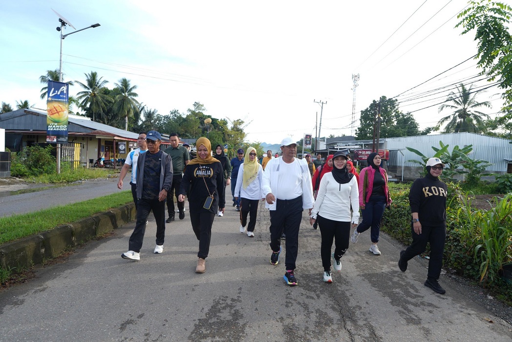 Bersama Ketua DPRD Sulbar, Pj Bahtiar Jalan Sehat dan Tanam Pohon di Mamuju Tengah