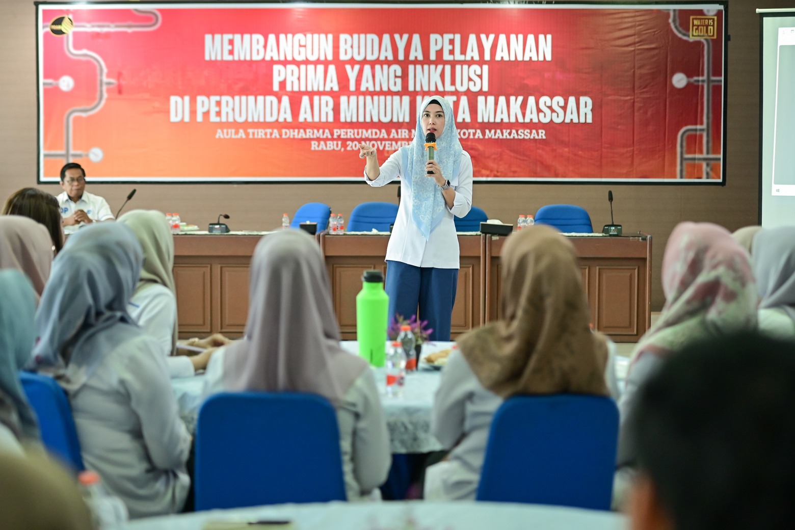 Dirum PDAM Makassar Beri Pembekalan Pelayanan Prima Kepada 60 Staf yang Bersentuhan Langsung dengan Pelanggan