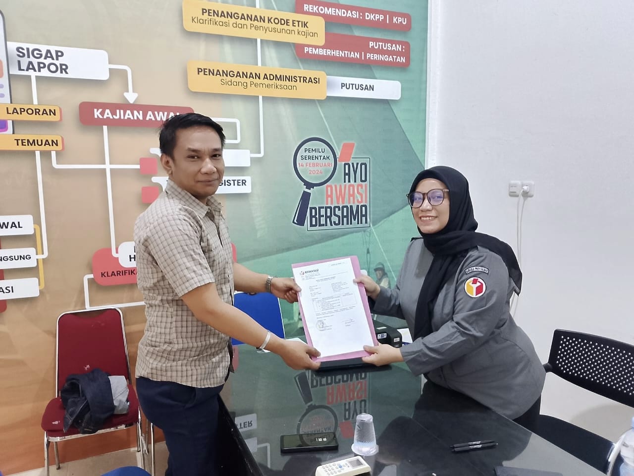 Divisi Hukum ABM-Arwan Laporkan Camat Kalumpang ke Bawaslu, Diduga Terang-terangan Kampanyekan Paslon Gubernur Tertentu