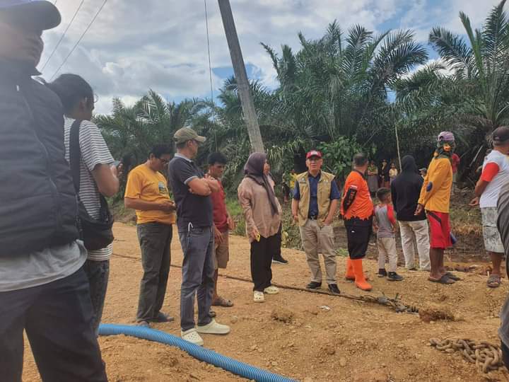 Antisipasi Adanya Korban, Ketua DPRD Sulbar Bersama Dinas PUPR Tinjau Fenomena Tanah Bergerak di Mamuju Tengah