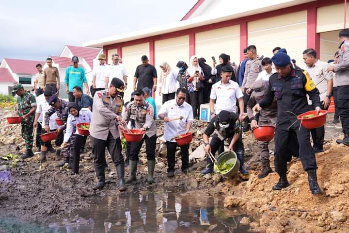Bersama Kapolda Sulbar dan Danrem 142, Pj Bahtiar Tebar Benih Kepiting di Mako Brimob