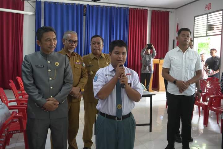 Kadis Dikbud Sulbar Dampingi Pj Gubernur pada Pemberian Makan Bergizi Gratis di SMAN 1 Kalukku