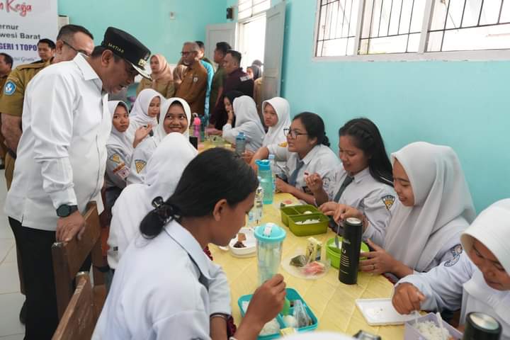 Pj Gubernur Tuntaskan Uji Coba Makan Gratis di Enam Kabupaten, Harap Dapat Manfaat Gizi dan Ekonominya