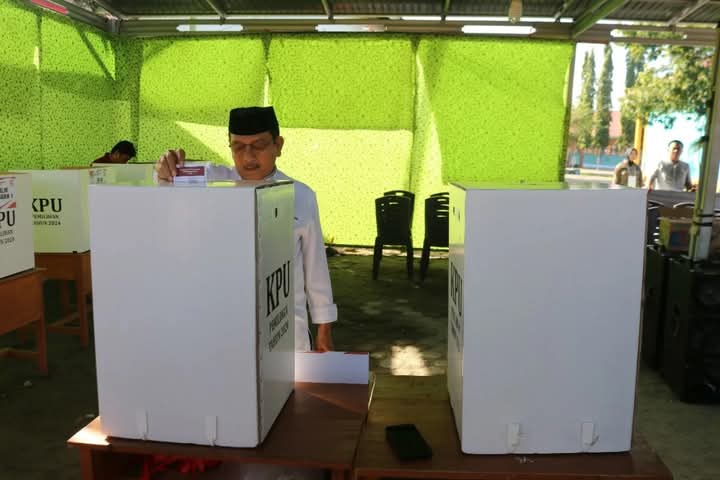 Bupati Yaumil Nyoblos di TPS 10 Kelurahan Pasangkayu, Wabup Herny di TPS 14