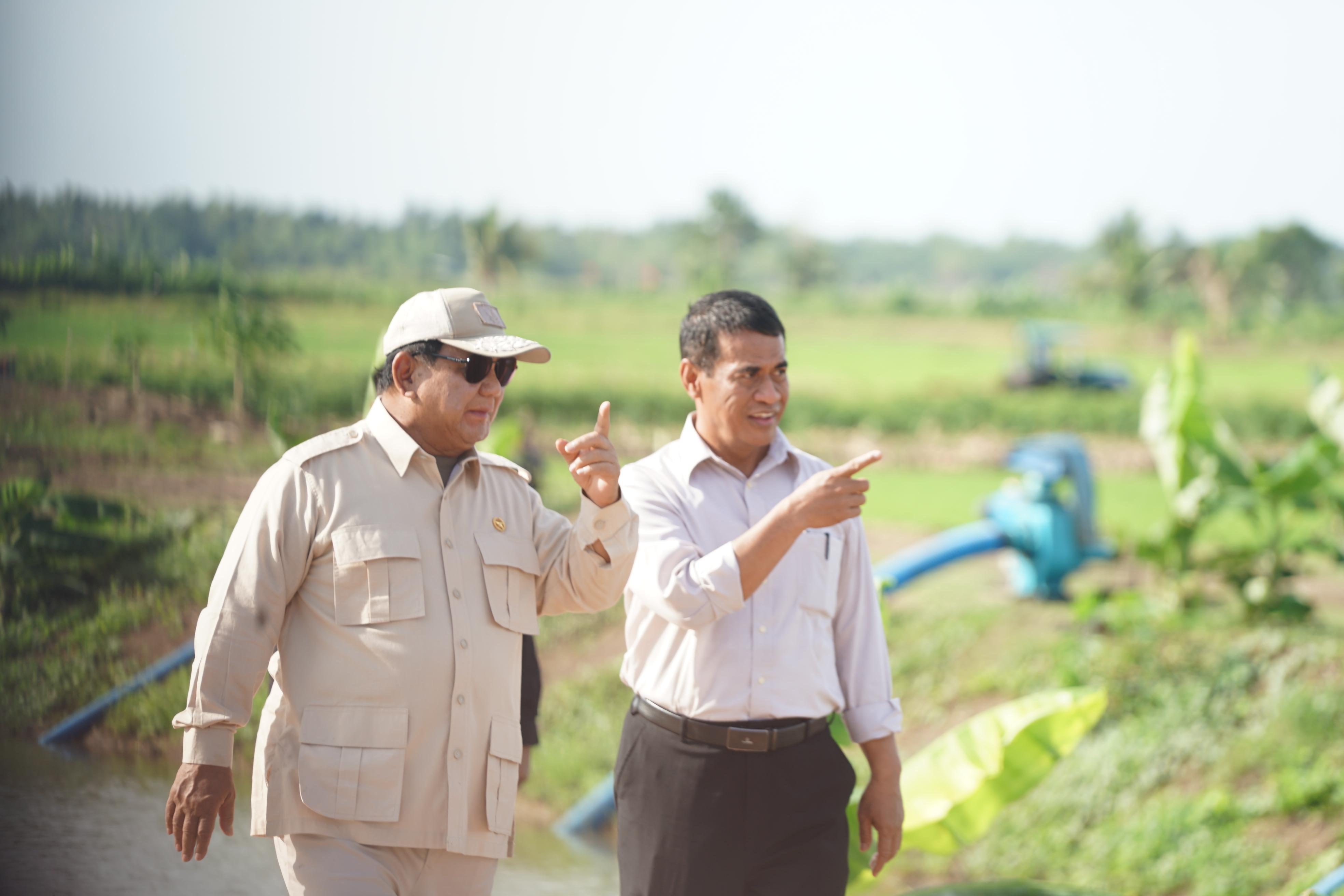 Presiden Prabowo Didampingi Mentan Amran Kunjungan Perdana ke Lahan Pertanian Merauke