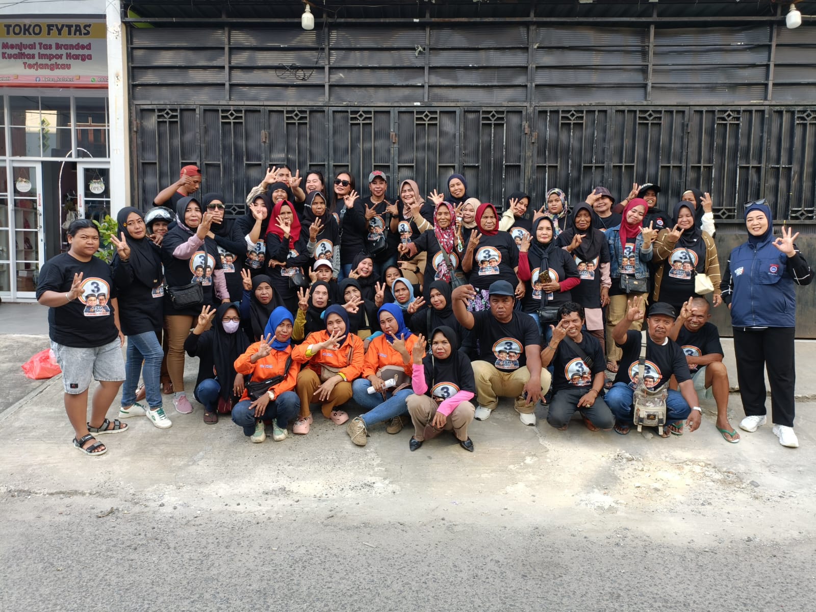 Emak-Emak TKBM Pelabuhan Nusantara Show Of Force untuk Radja Band di Kampanye Akbar TSM-MO 22 November