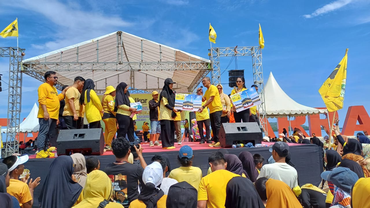 Golkar Sulbar Sukses Gelar Senam Sehat, Anjungan Pantai Manakarra Menguning 