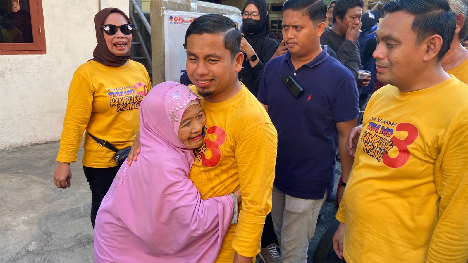 Pelukan Tulus Warga Sambut Blusukan Tasming-Hermanto di Kampung Pisang, Pemimpin Sederhana dan Merakyat