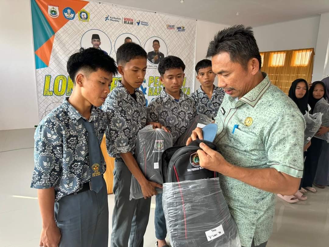 Dinas Dikbud Sulbar Serahkan Bantuan Perlengkapan Sekolah Mulai SD hingga SMA