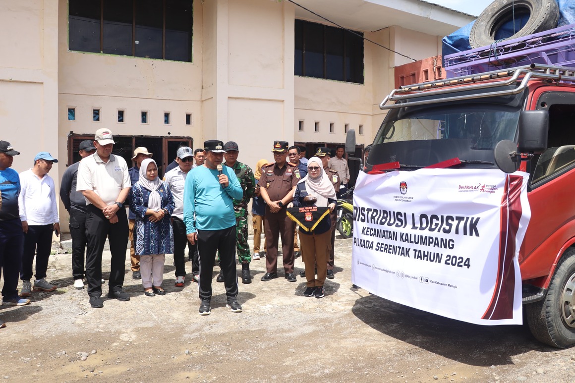 Lepas Logistik Pilkada di KPU Mamuju, Pj Bahtiar Pastikan Pendistribusian Berjalan Lancar