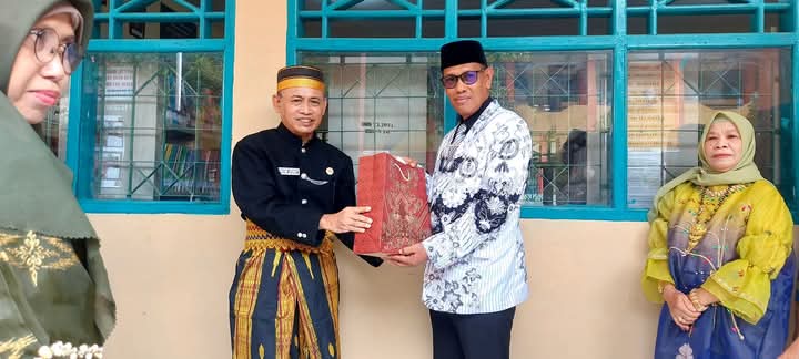 Semarak HGN, Kadisdikbud Jadi Pembina Upacara dan Buka Resmi Gebyar Lomba Bulan Guru Nasional SMPN 10 Parepare 