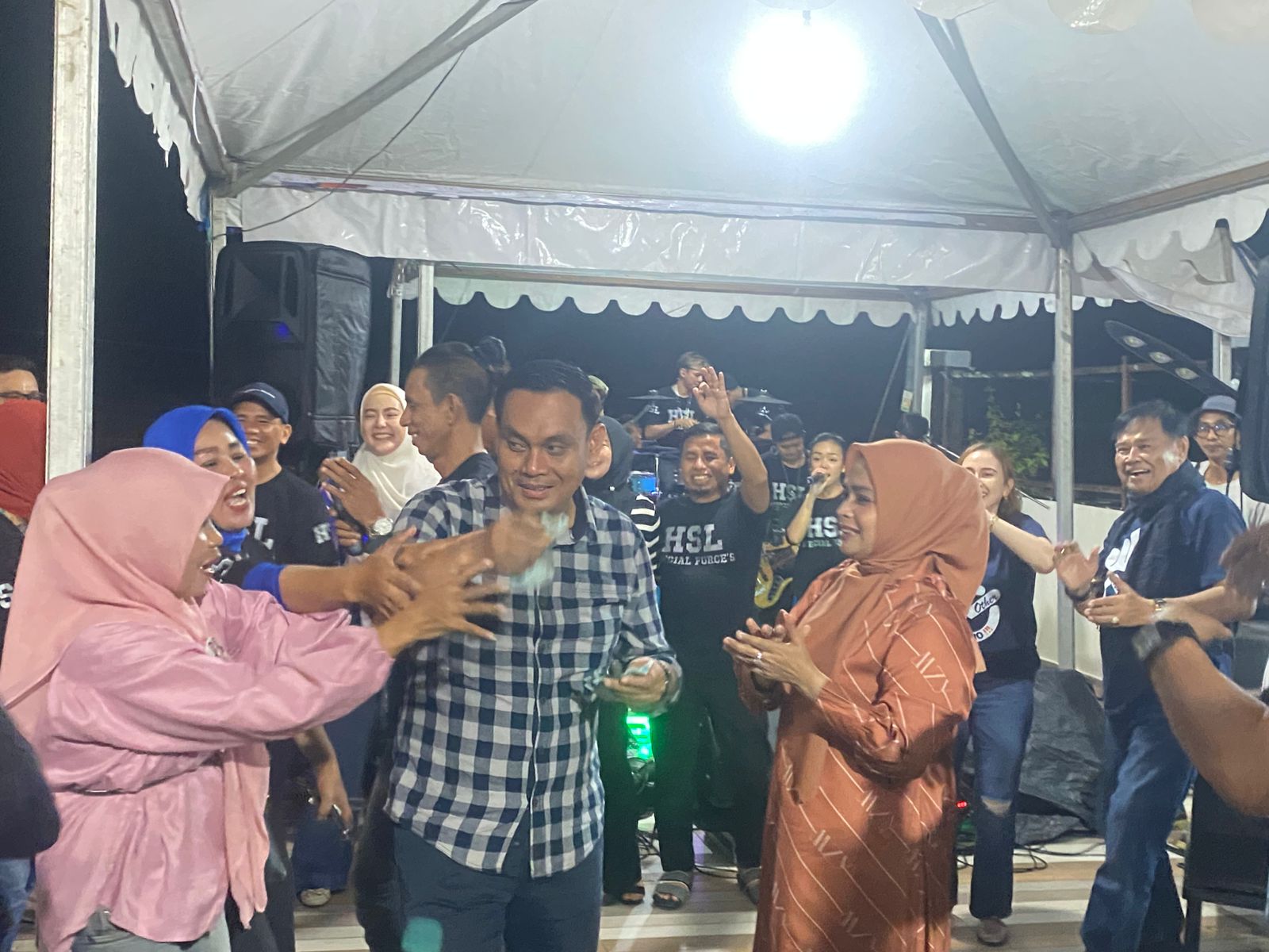 Malam Relaksasi, Tasming-Hermanto Larut Bergembira Joget Bersama Relawan HSL Special Force