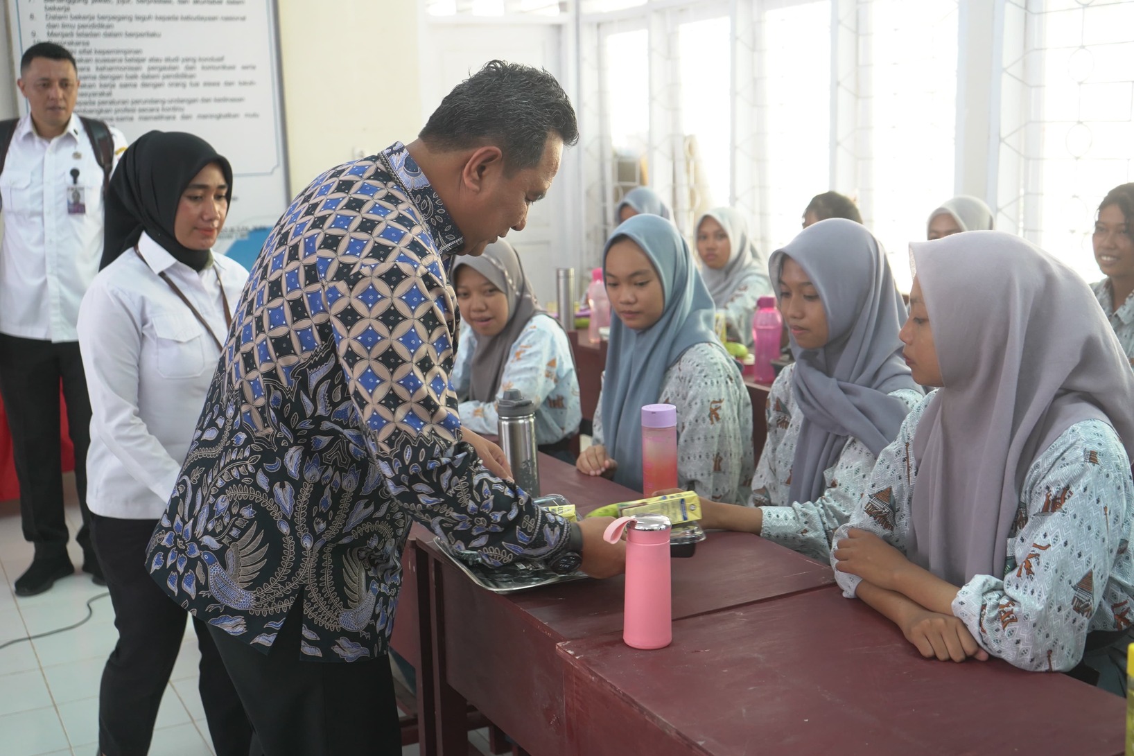 Dinas Dikbud Sulbar Uji Coba Makan Bergizi Gratis di SMKN 1 Mamuju, Pj Gubernur Hadir Langsung