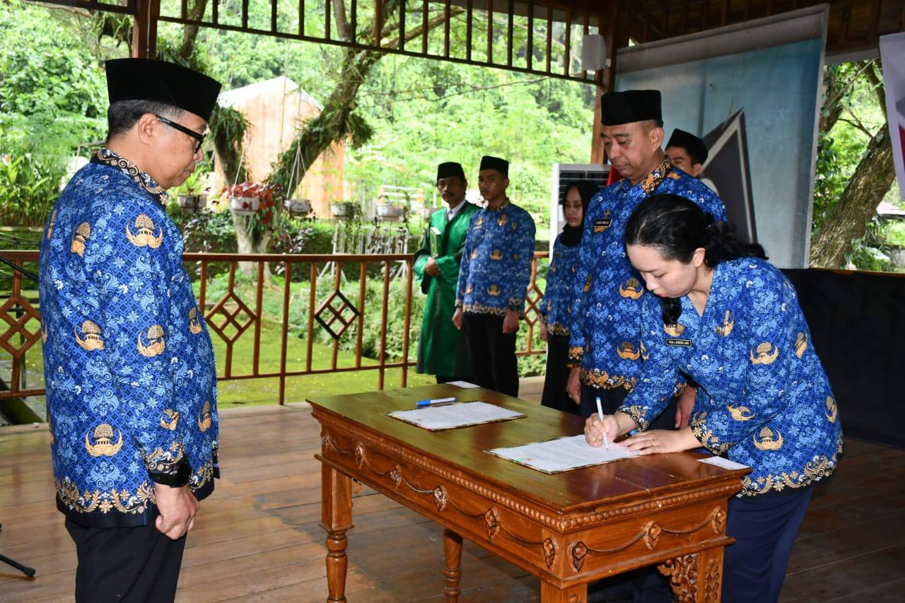 Lantik Satu Pejabat Administrator dan Tujuh Pejabat Fungsional, Sekprov Sulbar Ingat Tidak Salahgunakan Kewenangan