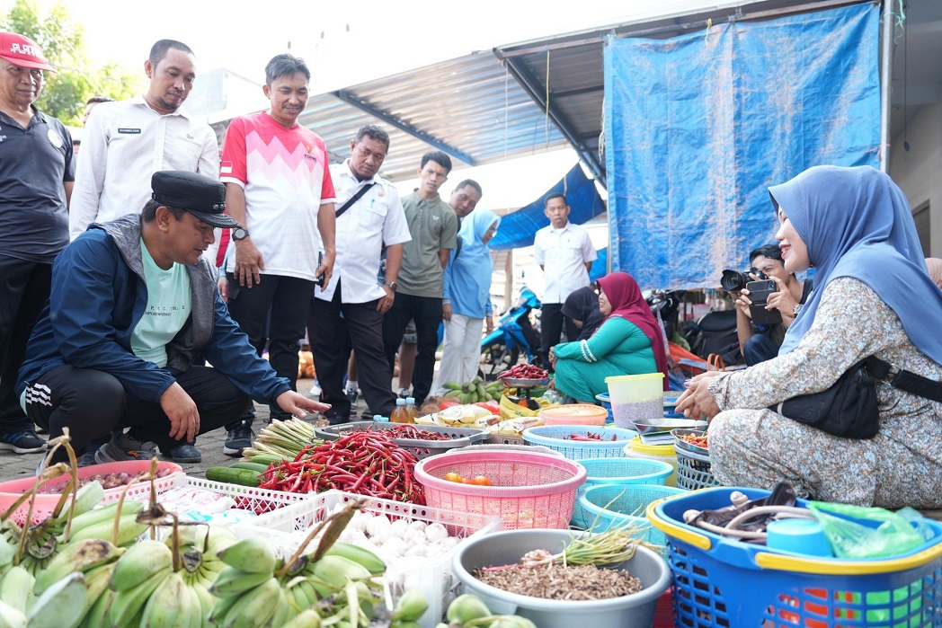 Kadis Dikbud Sulbar Dampingi Pj Gubernur Jalan Sehat dan Pantau Pasar di Majene