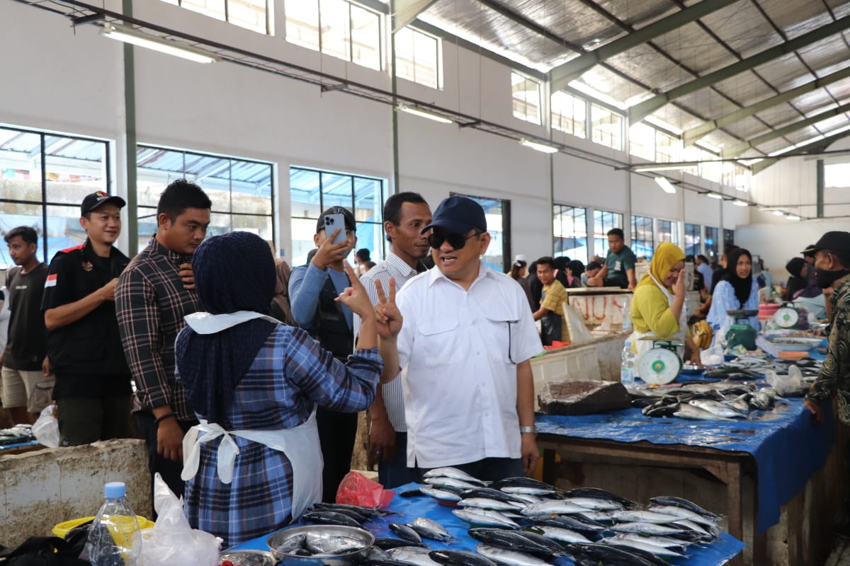 Ingin Dengar Langsung Permasalahan Masyarakat dan Pedagang, ABM-Arwan Blusukan di Pasar Tarailu Mamuju 