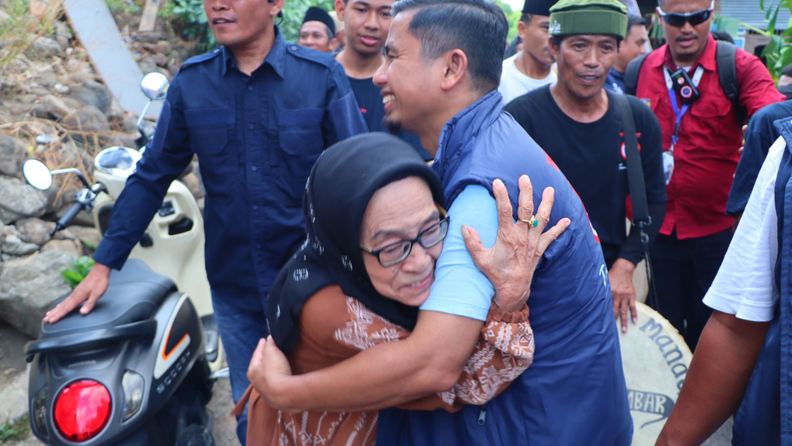 Pelukan Tulus dan Hangat Sambut Tasming Hamid di Kampung Mandar, Yakin TSM-MO Bawa Perubahan Parepare Lebih Baik 