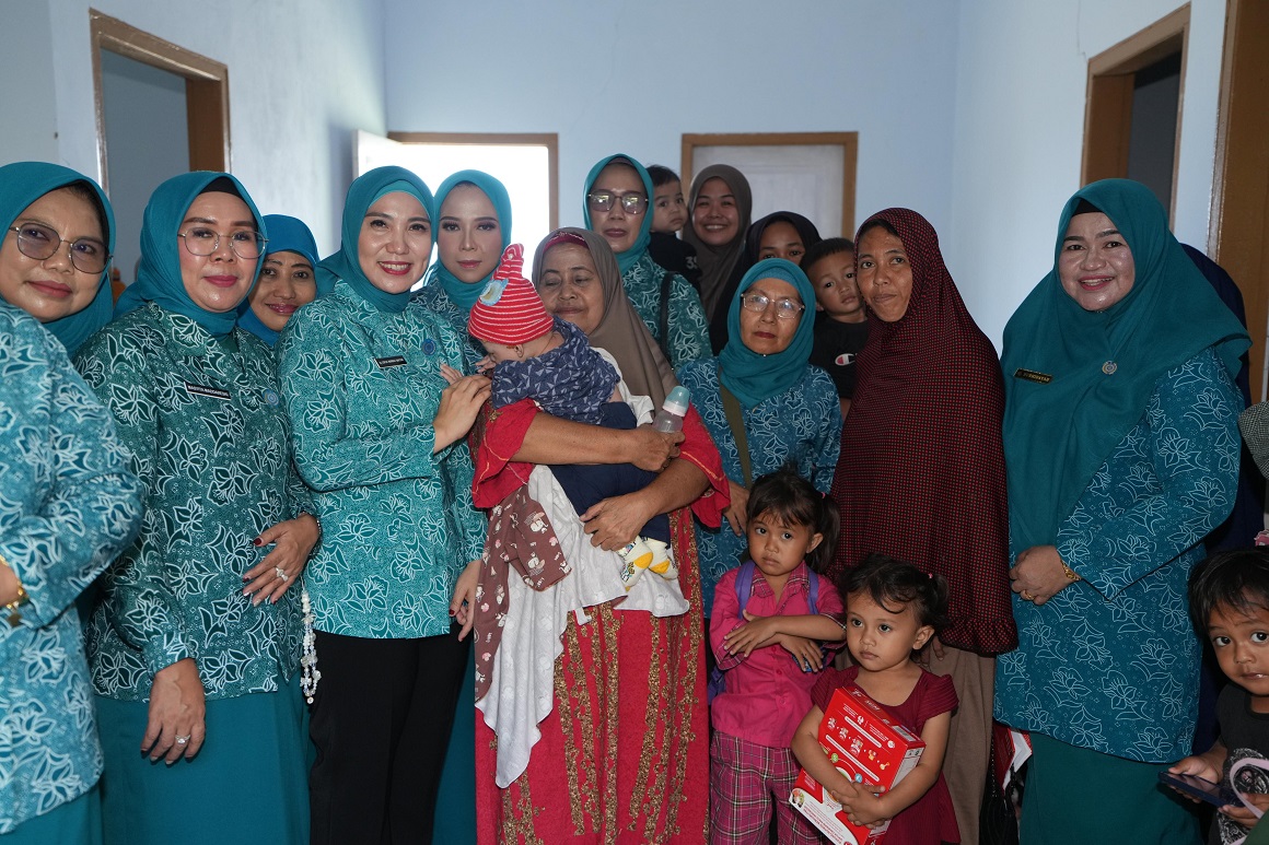 Anjangsana Peduli Balita dan Lansia, PKK Sulbar Serahkan Bantuan di Dua Desa