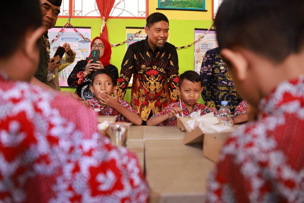 Pjs Wali Kota Makassar Apresiasi Program Hasanuddin Peduli Anak Sekolah  