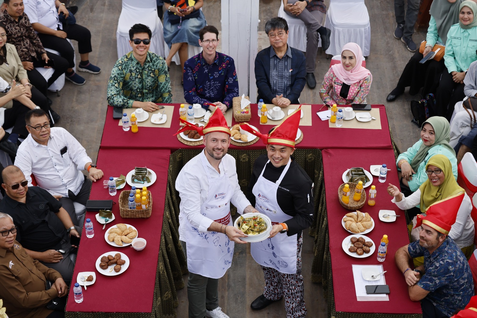 Chef Asal Prancis Peraih Michelin Star Masak Pallumara di Atas Kapal Pinisi