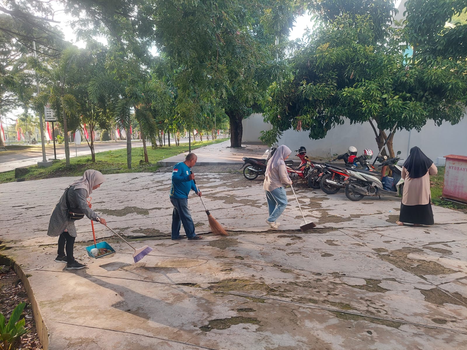 Giat Jumat Bersih Pemprov Sulbar, Upaya Bangun Kesadaran Jaga Kebersihan Lingkungan
