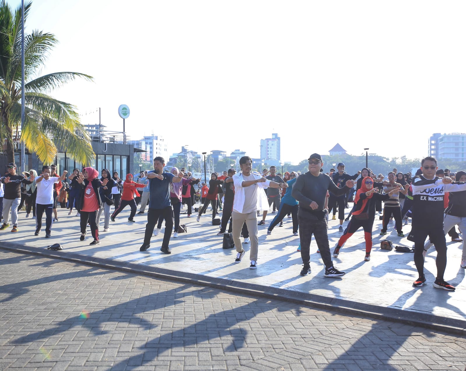 Jalan Sehat dan Senam Bersama, Pjs Wali Kota Makassar : Tubuh Bugar Siap Menerima Tugas