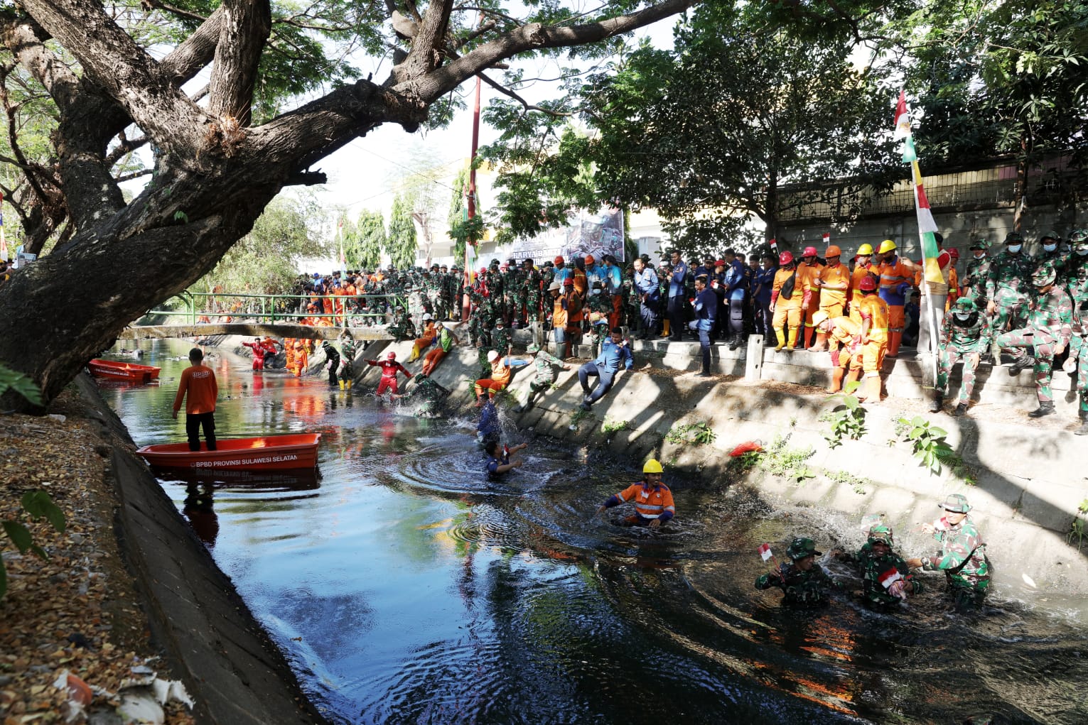 Bersama TNI-POLRI dan Masyarakat, Pemkot Makassar Bersihkan Kanal di Jalan Andi Djemma