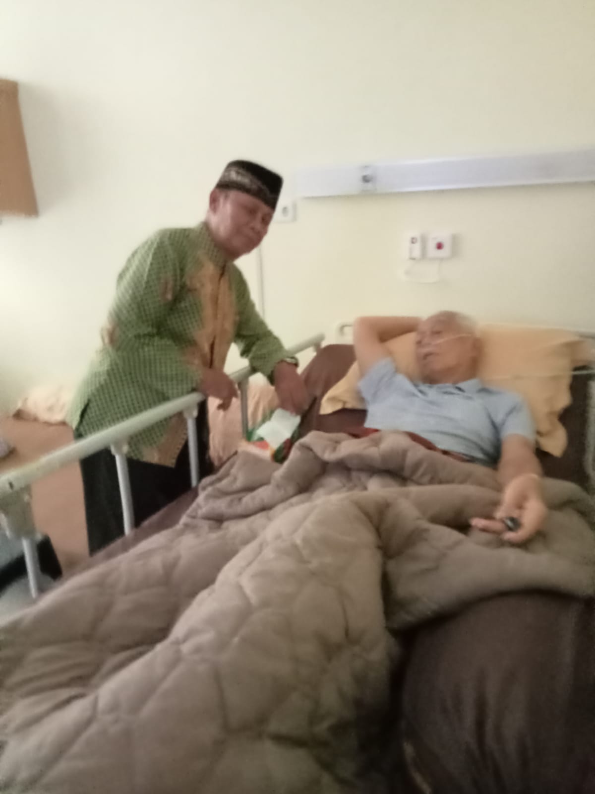 DPC HIKMA Soreang Kunjungi Sjamsu Alam di RSUD Andi Makkasau, Doakan Diberi Kesehatan 