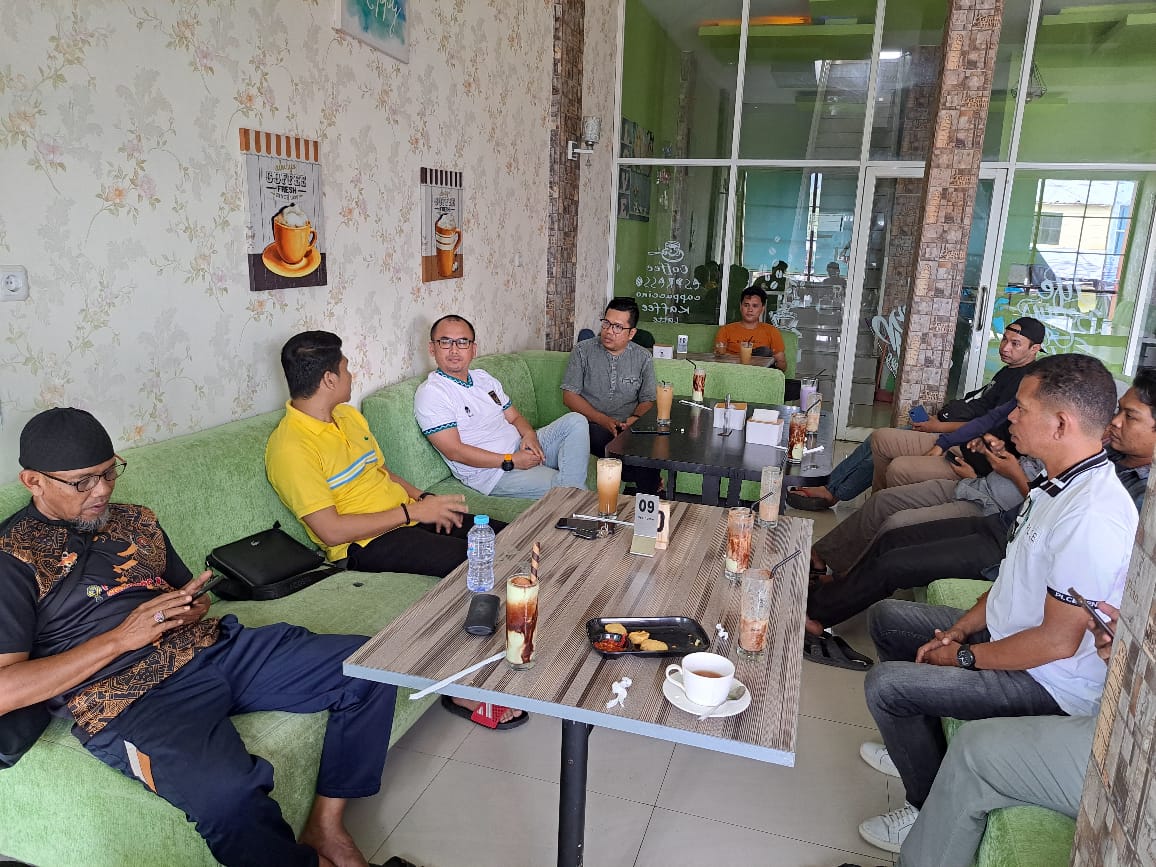 Ngopi Bareng Jurnalis di Mamuju, Cawagub Arwan Aras Tegaskan Siap Dikritik