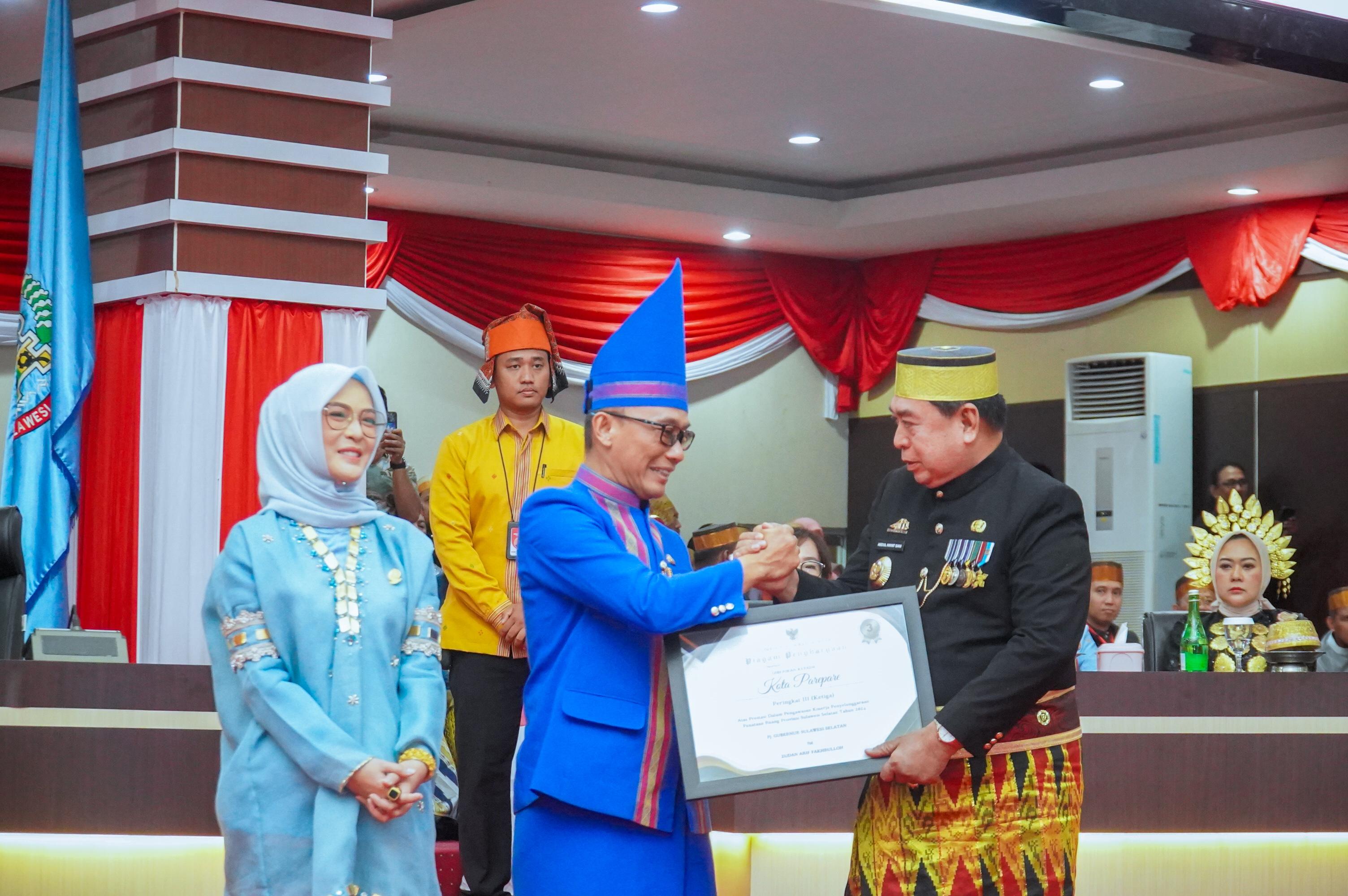 Di Puncak HUT ke-355 Sulsel, Pj Wali Kota Parepare Terima Penghargaan dari Pj Gubernur