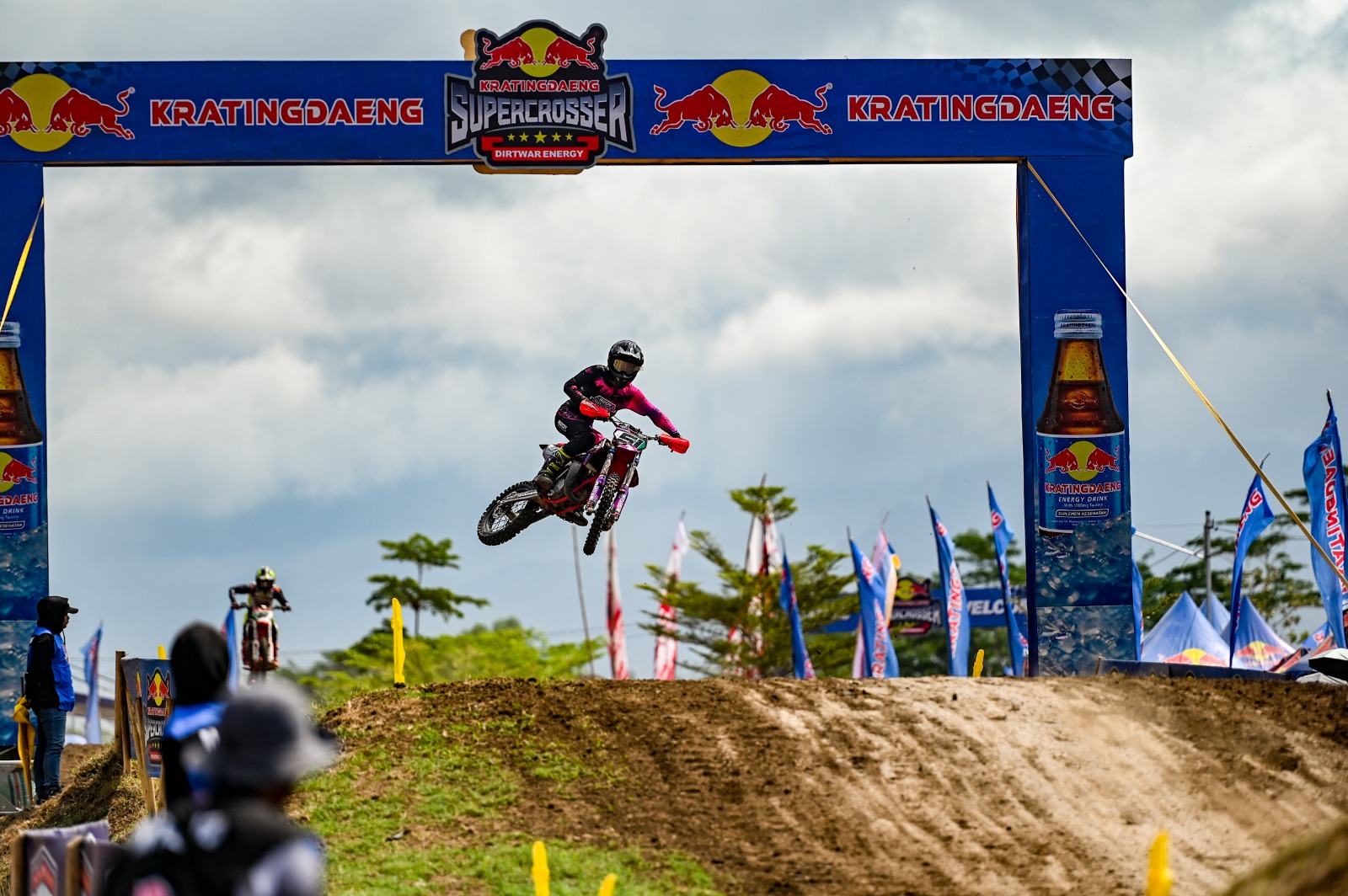 Seri Pamungkas Kratingdaeng Supercrosser 2024 Dirtwar Energy Digelar di GOR Sudiang Makassar