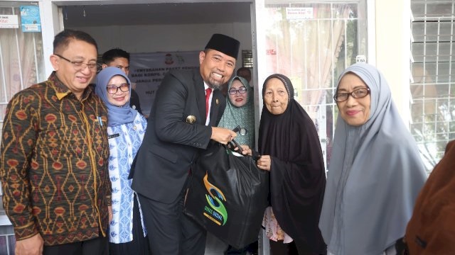 Rangkaian HUT Kota Makassar ke 417, Pjs Wali Kota Serahkan Paket Penghargaan kepada Veteran dan Janda Perintis Kemerdekaan