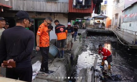 Camat Ujung Tanah Bersama Jajarannya Laksanakan Sabtu Bersih dengan Membersihkan Kanal
