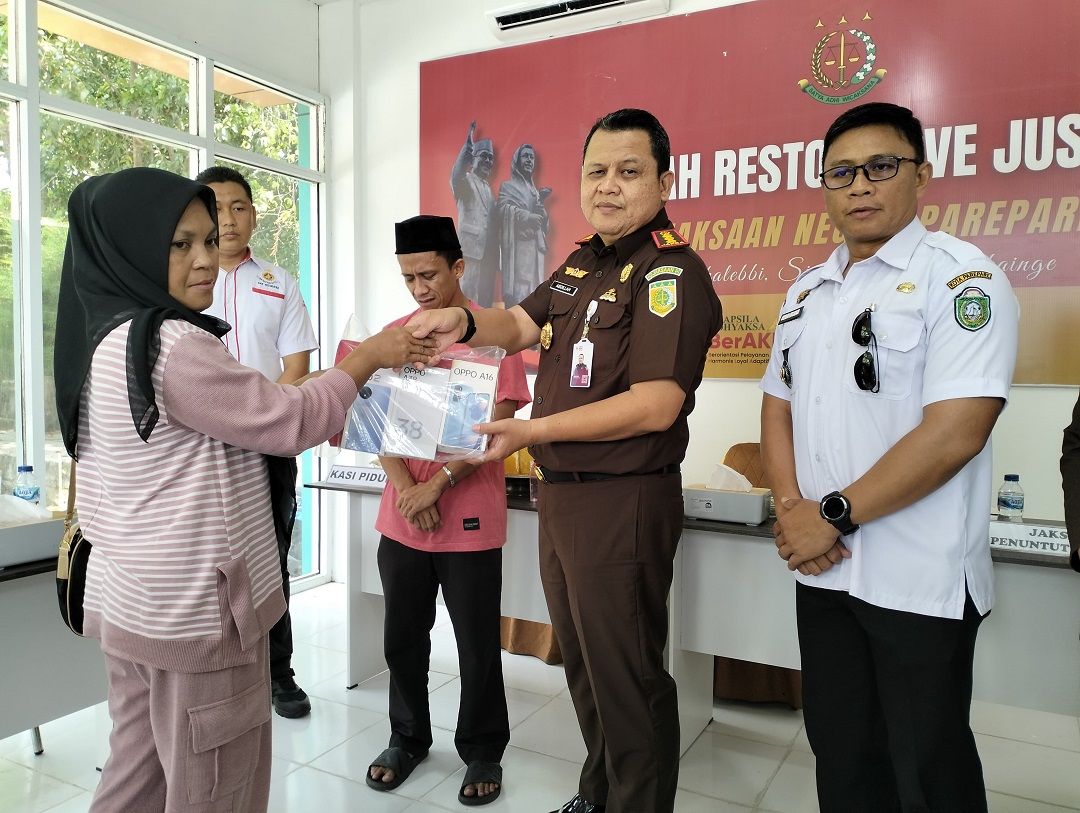 Menyentuh, Lewat Restorative Justice Tersangka Pencurian Dimaafkan, Kajari Parepare Beri Hadiah Ponsel 