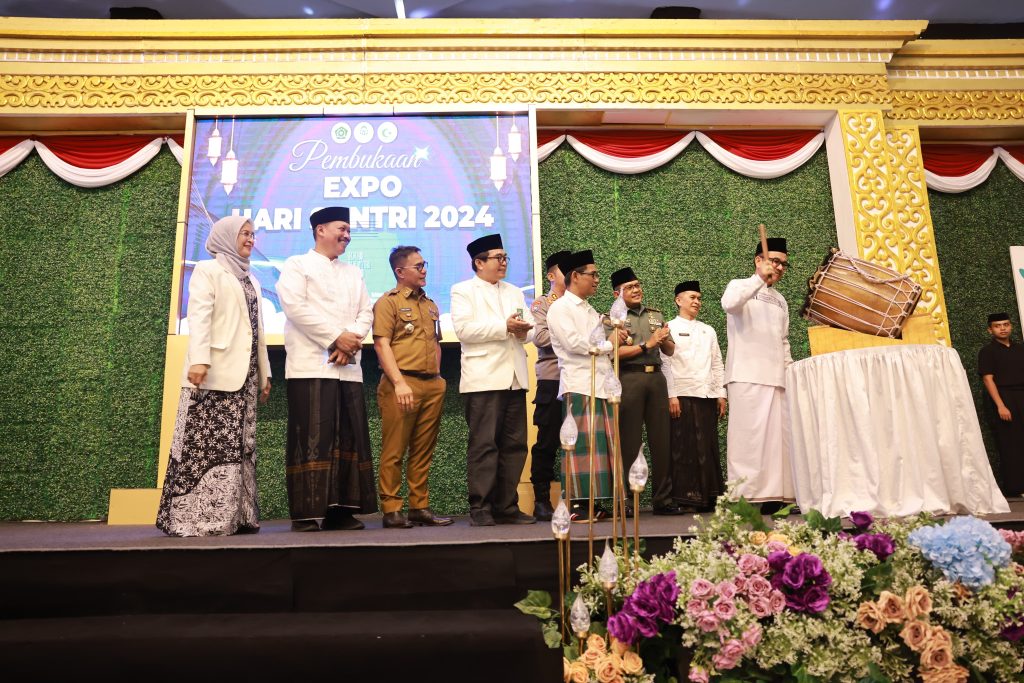 Pj Sekda Makassar Irwan Adnan Dampingi Sekprov Sulsel Buka Expo Santri 2024