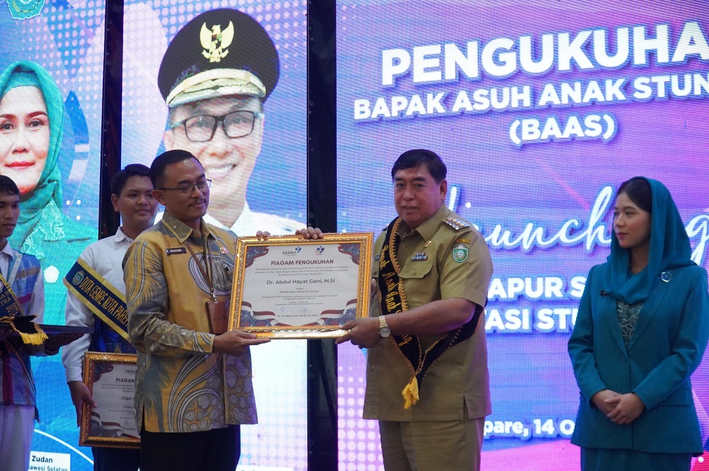 Pj Wali Kota Abdul Hayat Resmi Jadi Bapak Asuh Anak Stunting, Parepare Hadirkan Dashat dan Inovasi Pandu Genre
