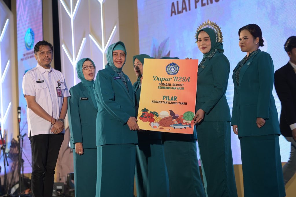 Indira Yusuf Ismail Serahkan Bantuan Alat Penunjang 10 Program Pokok PKK di Seluruh Kecamatan