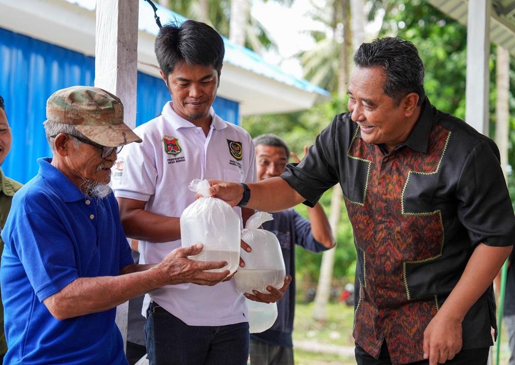 Kunjungi Desa Bonda, Pj Gubernur Sulbar Serahkan Bantuan Benih Udang Vaname
