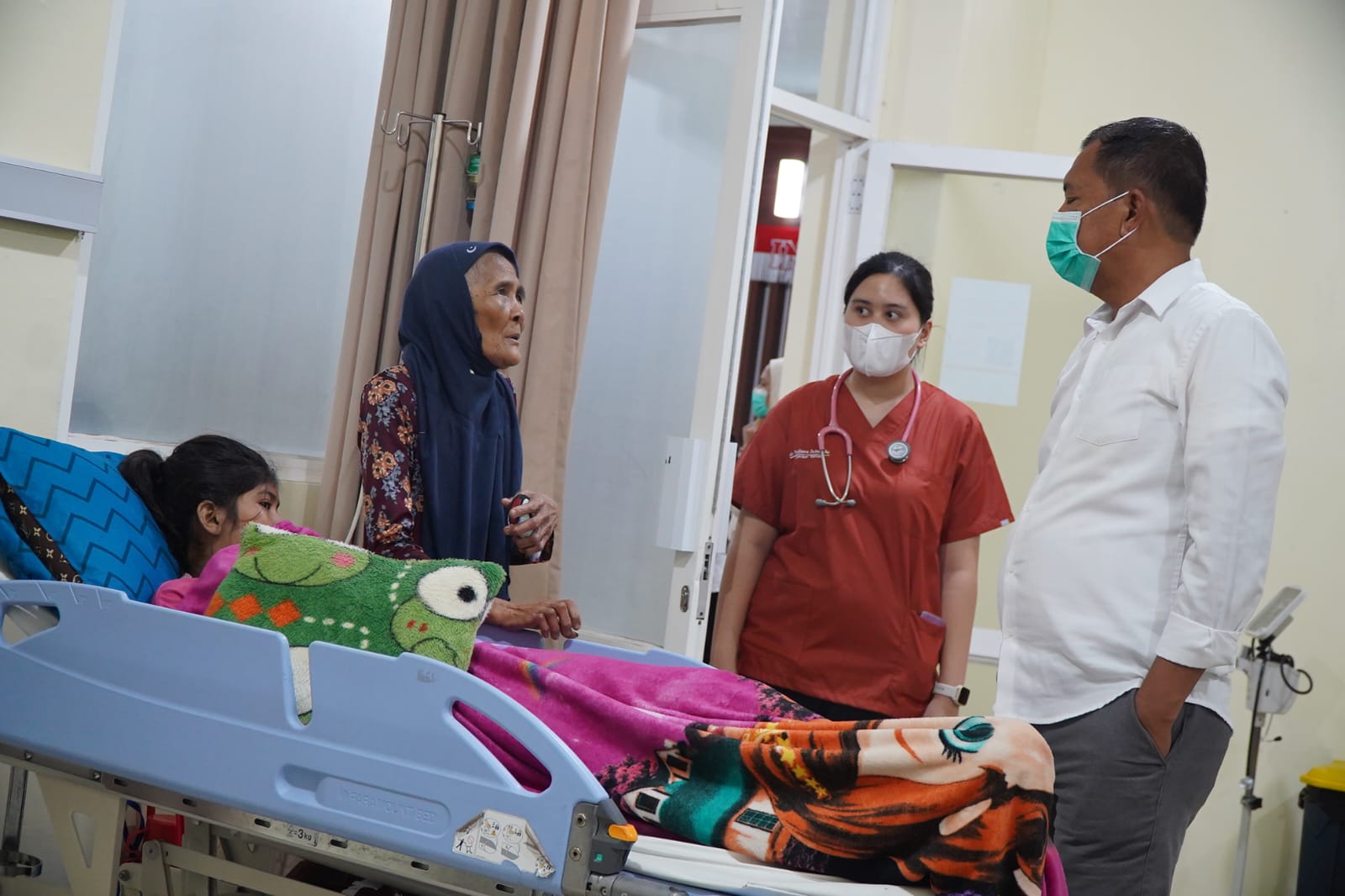 Puji Pelayanan, Pj Wali Kota Akbar Ali Berinteraksi Langsung dengan Pasien di IGD RSUD Andi Makkasau