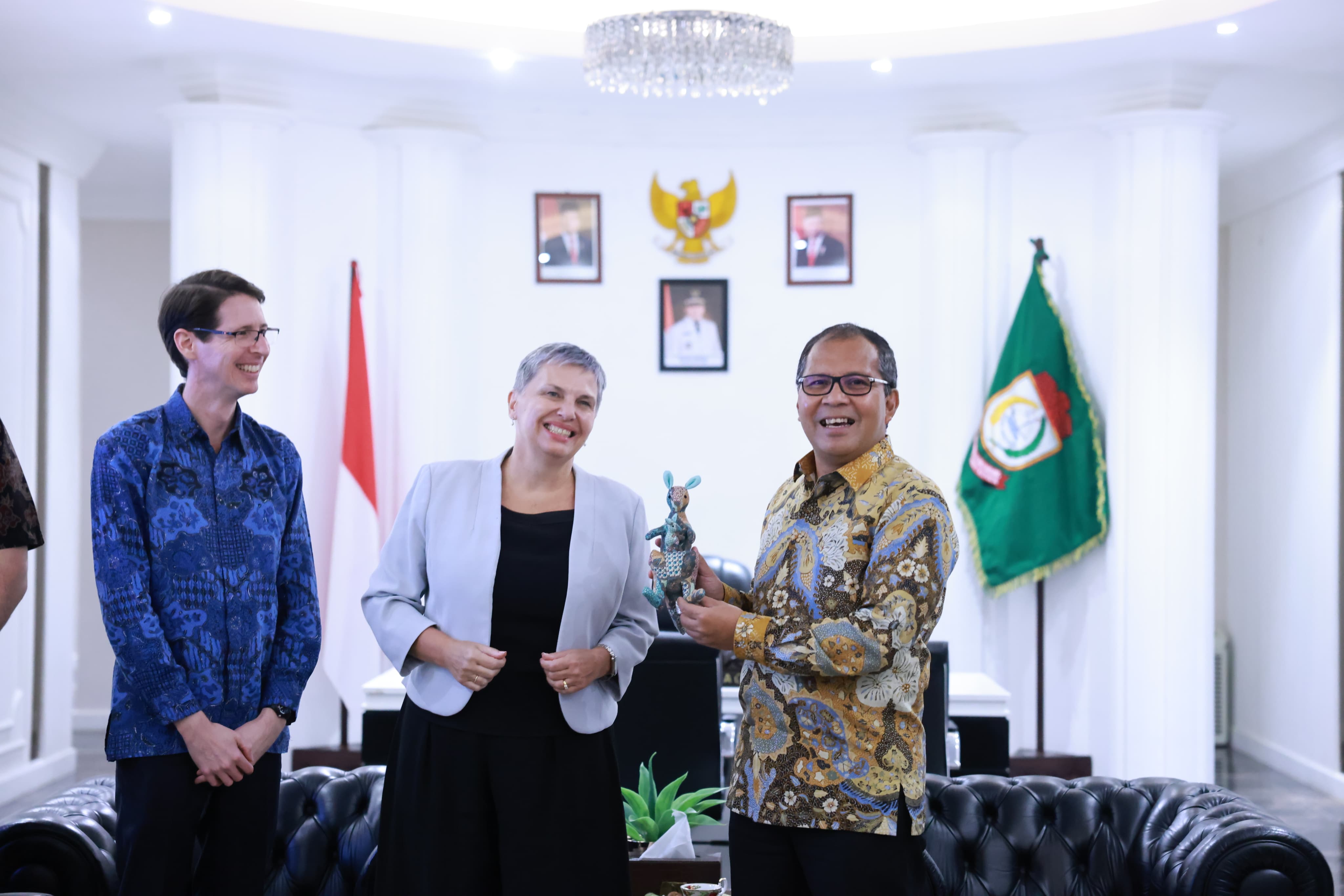 Danny Pomanto dan Dubes Australia Penny Williams Jajaki Kerja Sama Pengurangan Emisi Karbon