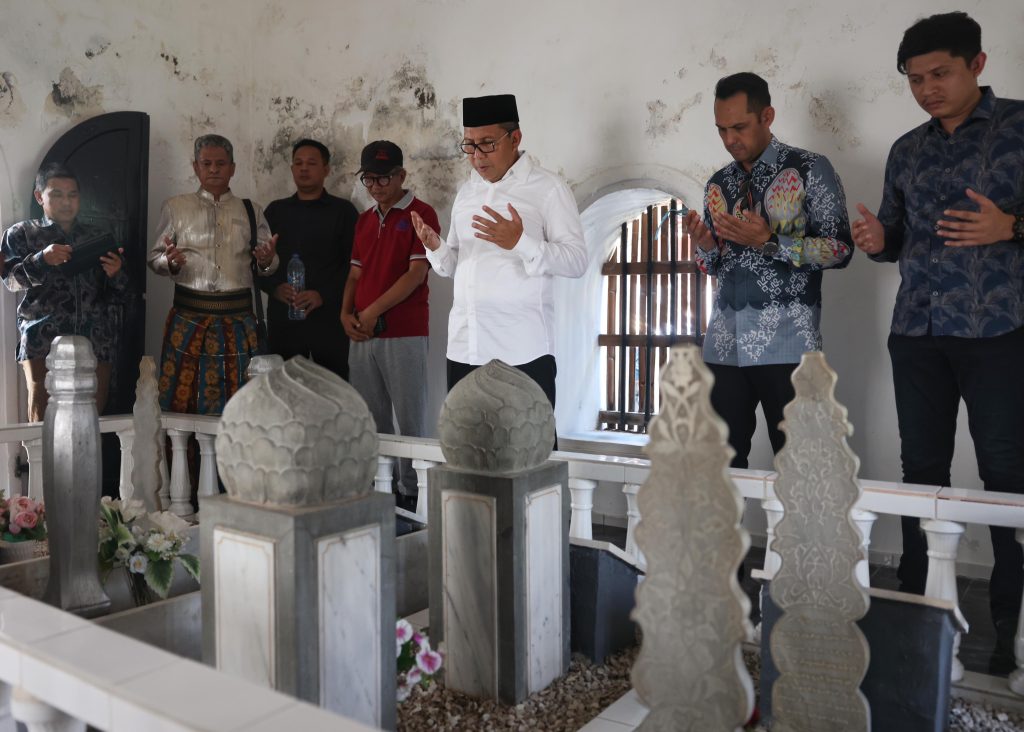 Hadiri Pernikahan di Parepare, Danny Pomanto Ziarah ke Makam Ulama Besar AGH Ambo Dalle di Mangkoso Barru