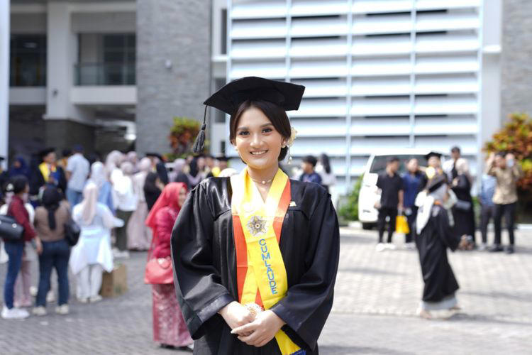 Lulusan Terbaik FEB UGM, Shalsadilla Punya Dua Gelar S1 UGM dan Kampus Belanda 