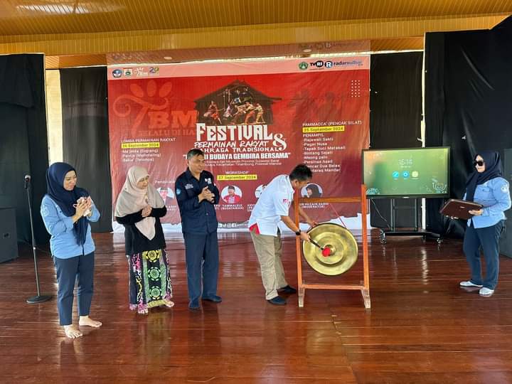 Kadid Dikbud Sulbar Buka Festival Permainan Rakyat di Taman Budaya